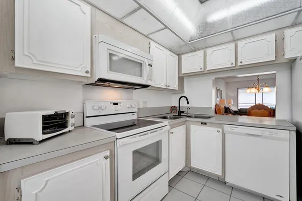 $275,000 | 1501 South Ocean Boulevard, Unit 301, Lauderdale-by-the-Sea, FL 33062