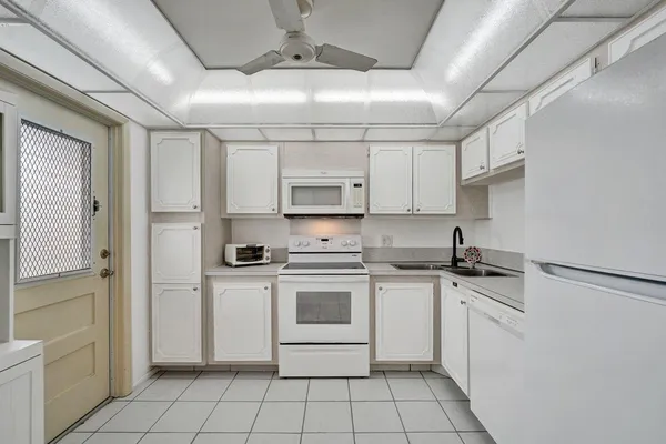 $275,000 | 1501 South Ocean Boulevard, Unit 301, Lauderdale-by-the-Sea, FL 33062