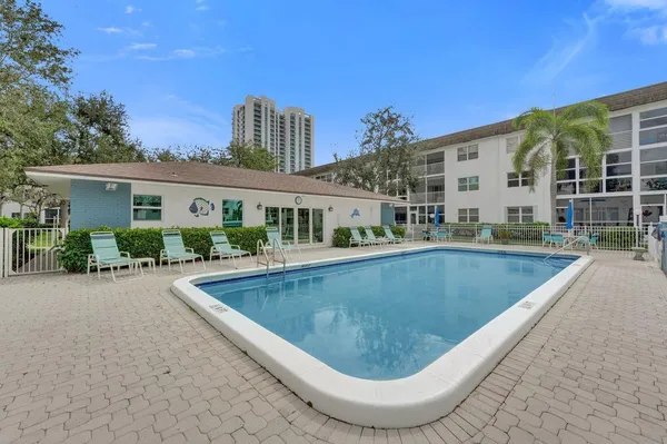 $275,000 | 1501 South Ocean Boulevard, Unit 301, Lauderdale-by-the-Sea, FL 33062