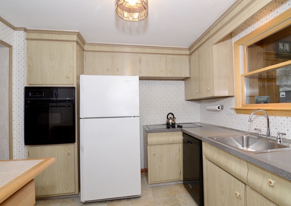 36 Sunflower Road Holbrook, MA 02343 - Photo 9 of 25 Gallery Image 9