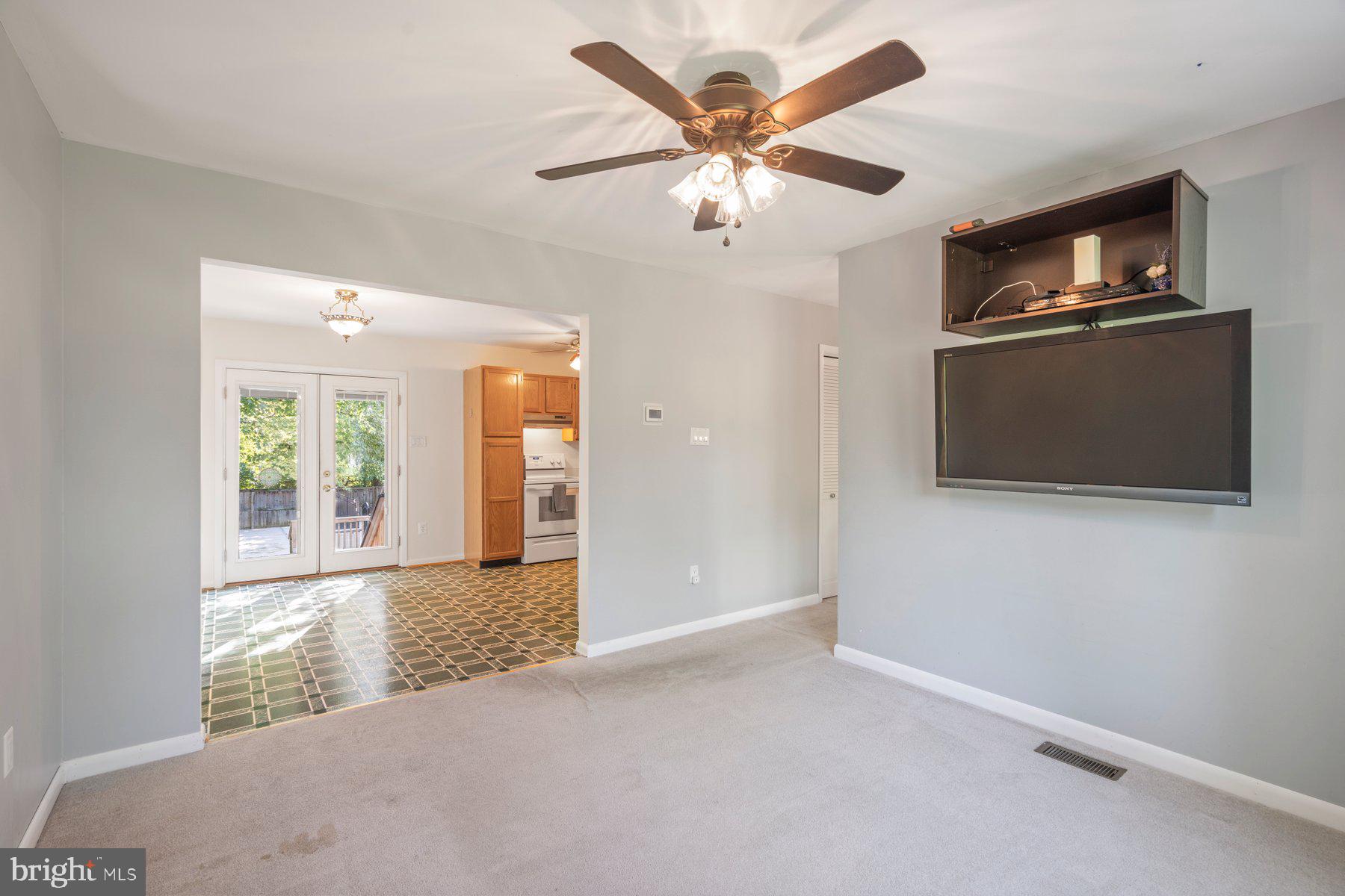 6150 Hunt Club Road Elkridge, MD 21075 - Photo 8 of 35 Living room