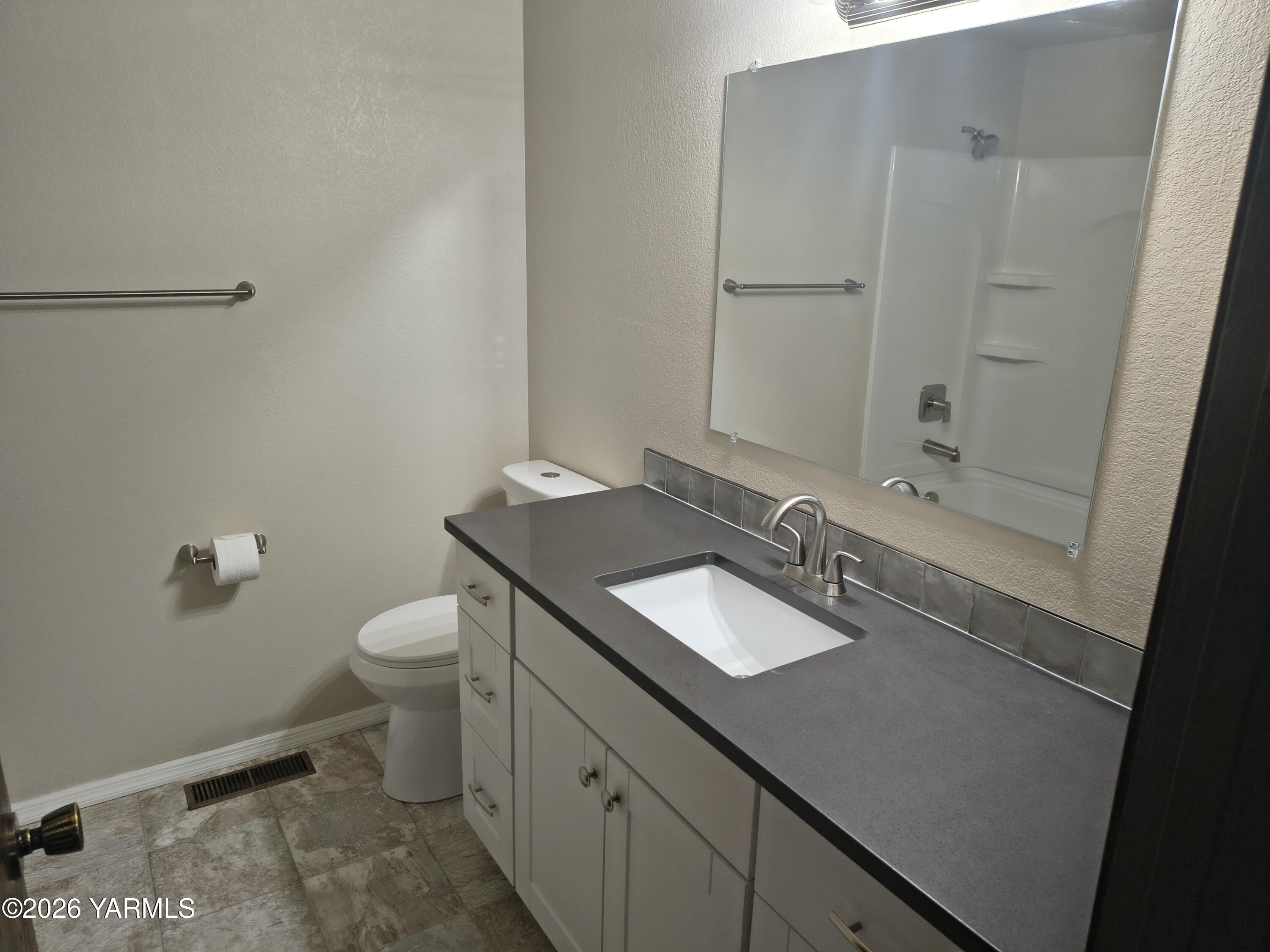 1130 Thompson Road Cowiche, WA 98923 - Photo 17 of 33 Hall Bath 1