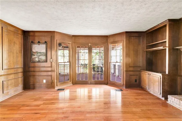 $725,000 | 560 Park Lane Southeast, Marietta, GA 30067