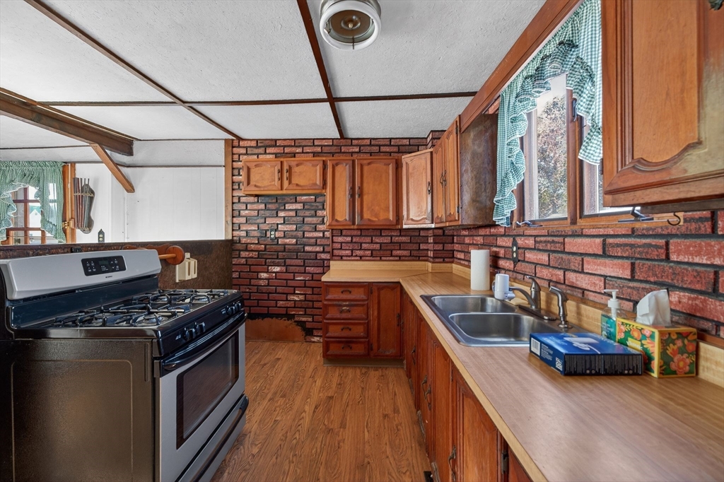 28 Cottage Street Taunton, MA 02780 - Photo 6 of 29