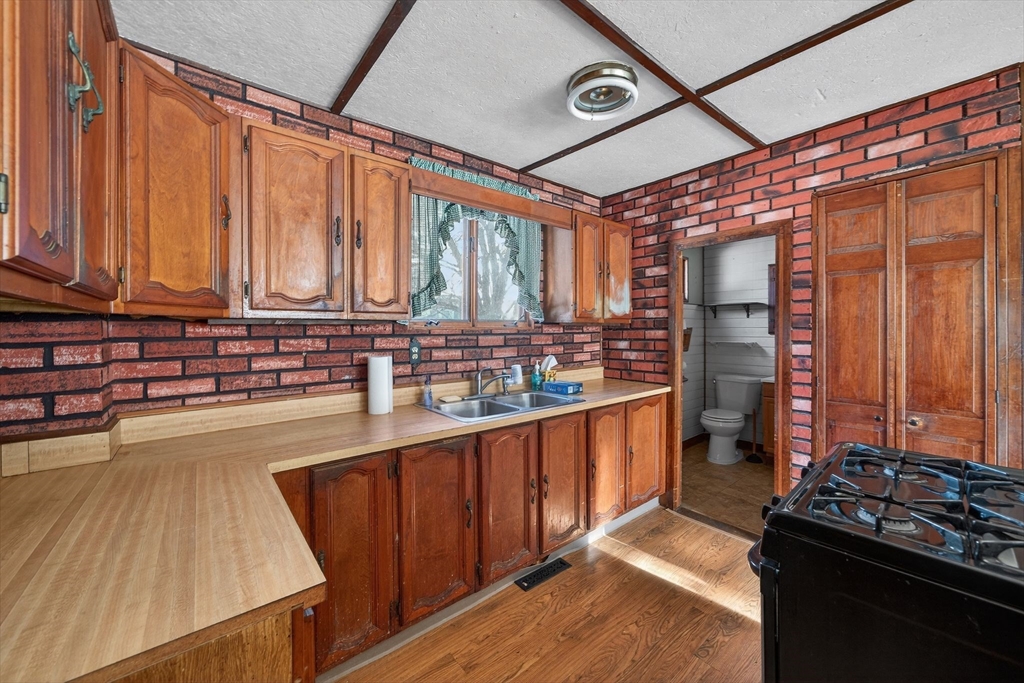 28 Cottage Street Taunton, MA 02780 - Photo 7 of 29