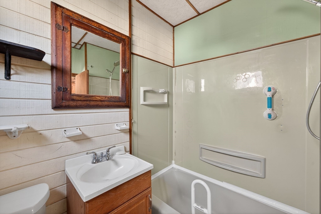 28 Cottage Street Taunton, MA 02780 - Photo 10 of 29