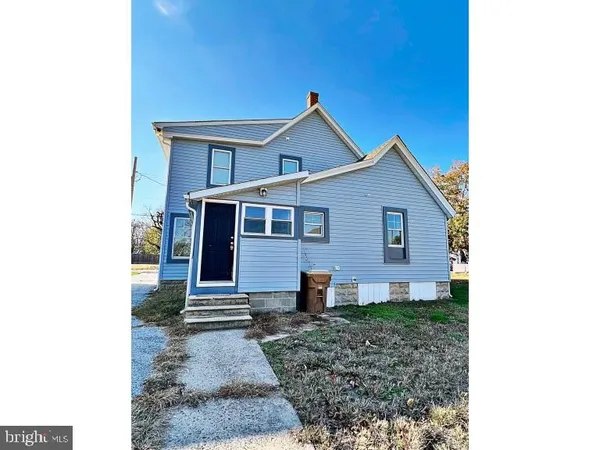 a view of front of a house with a yard