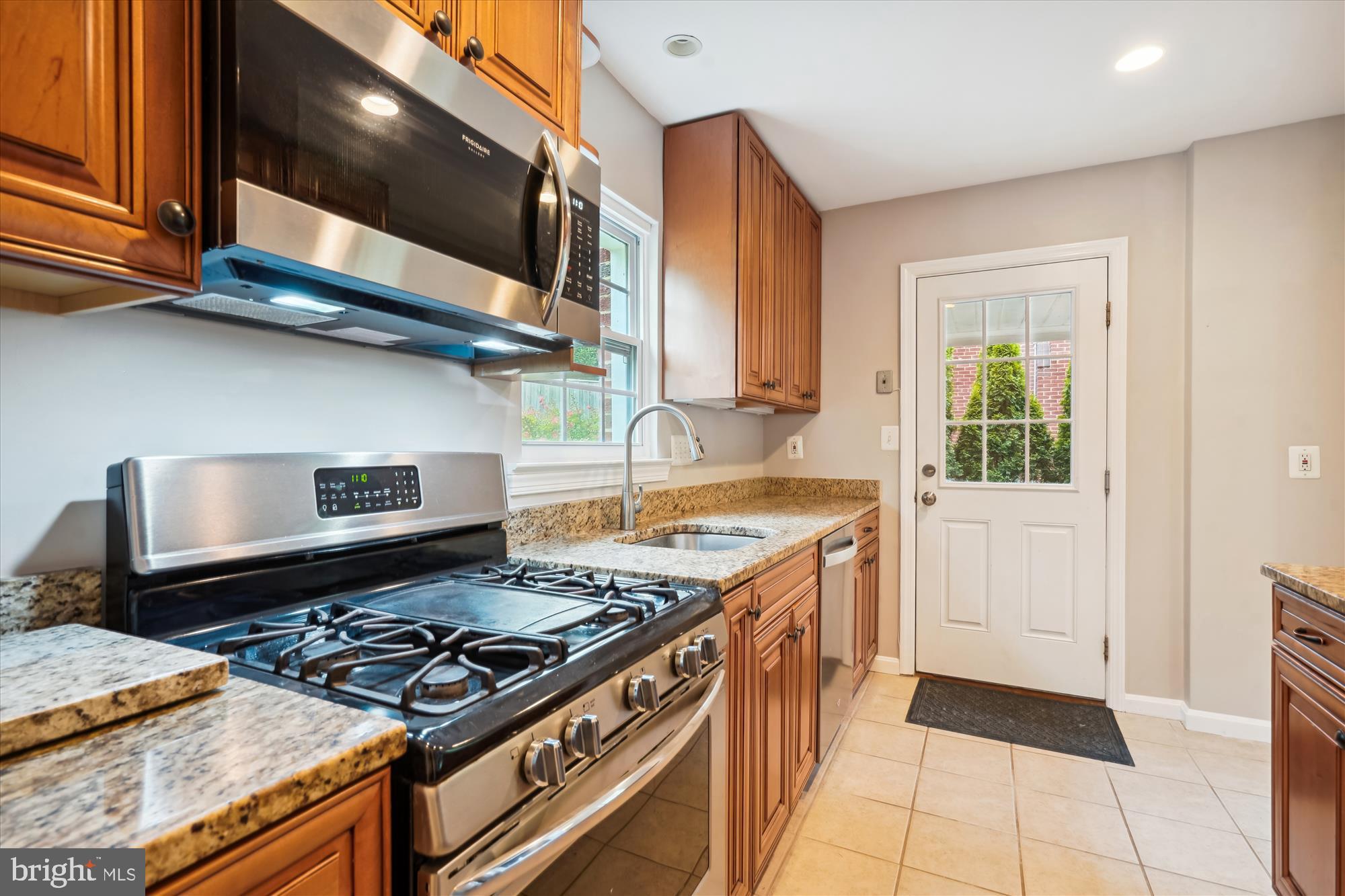 6124 12th Road North Arlington, VA 22205 - Photo 13 of 34 Kitchen with gas cooking.