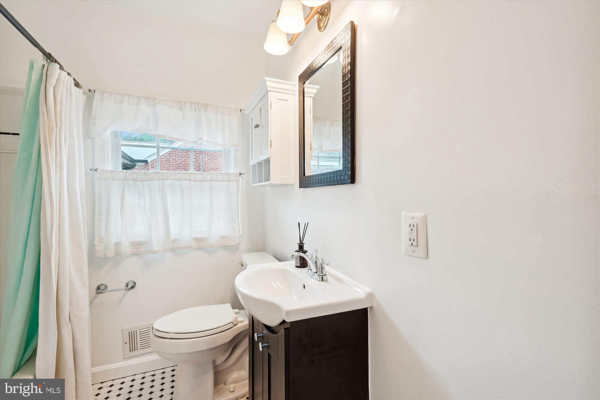 6124 12th Road North Arlington, VA 22205 - Photo 14 of 34 Upstairs hall bath with a tub.