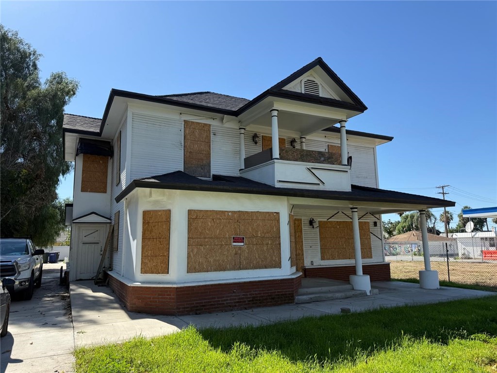 2586 University Avenue Riverside, CA 92507 - Photo 1 of 7 a front view of a house with garden