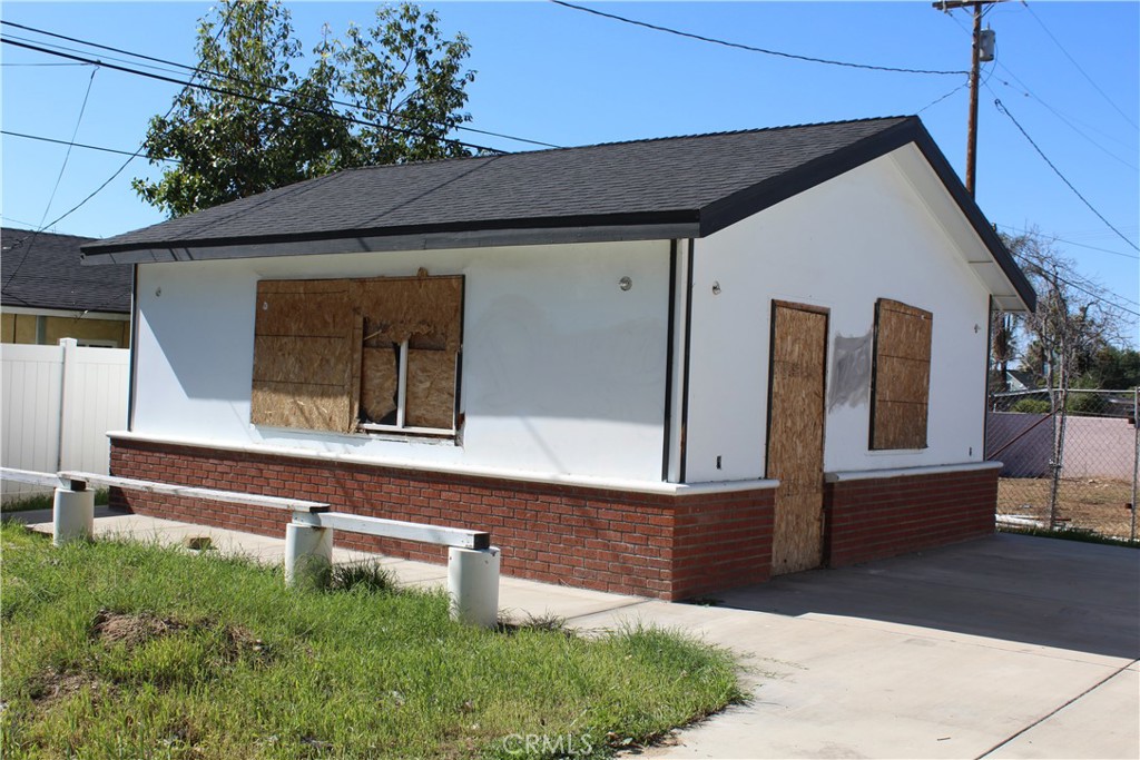 2586 University Avenue Riverside, CA 92507 - Photo 4 of 7 a house view with a outdoor space
