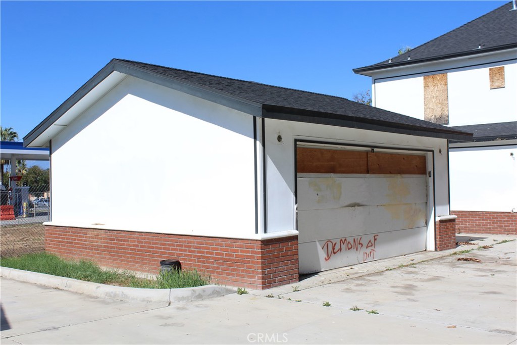 2586 University Avenue Riverside, CA 92507 - Photo 5 of 7 a front view of a house