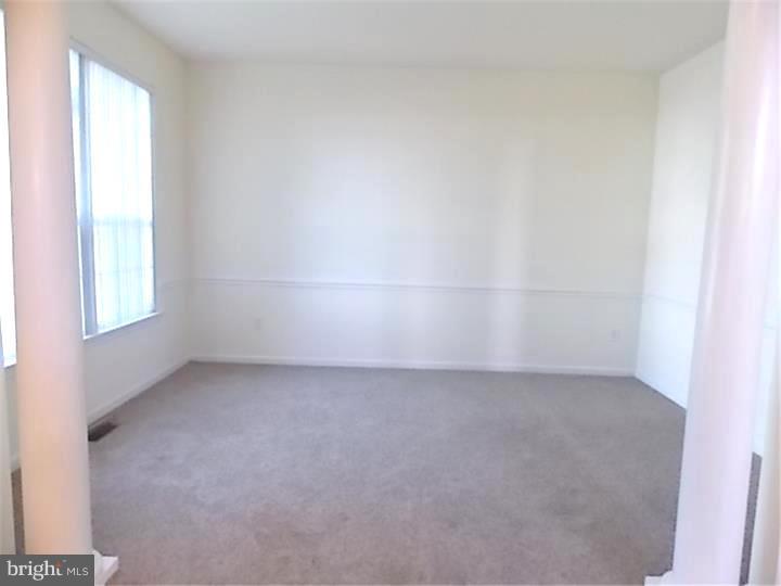 35 Threadleaf Terrace Burlington Township, NJ 08016 - Photo 4 of 12 Living Room