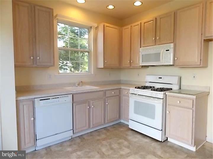 35 Threadleaf Terrace Burlington Township, NJ 08016 - Photo 6 of 12 Kitchen