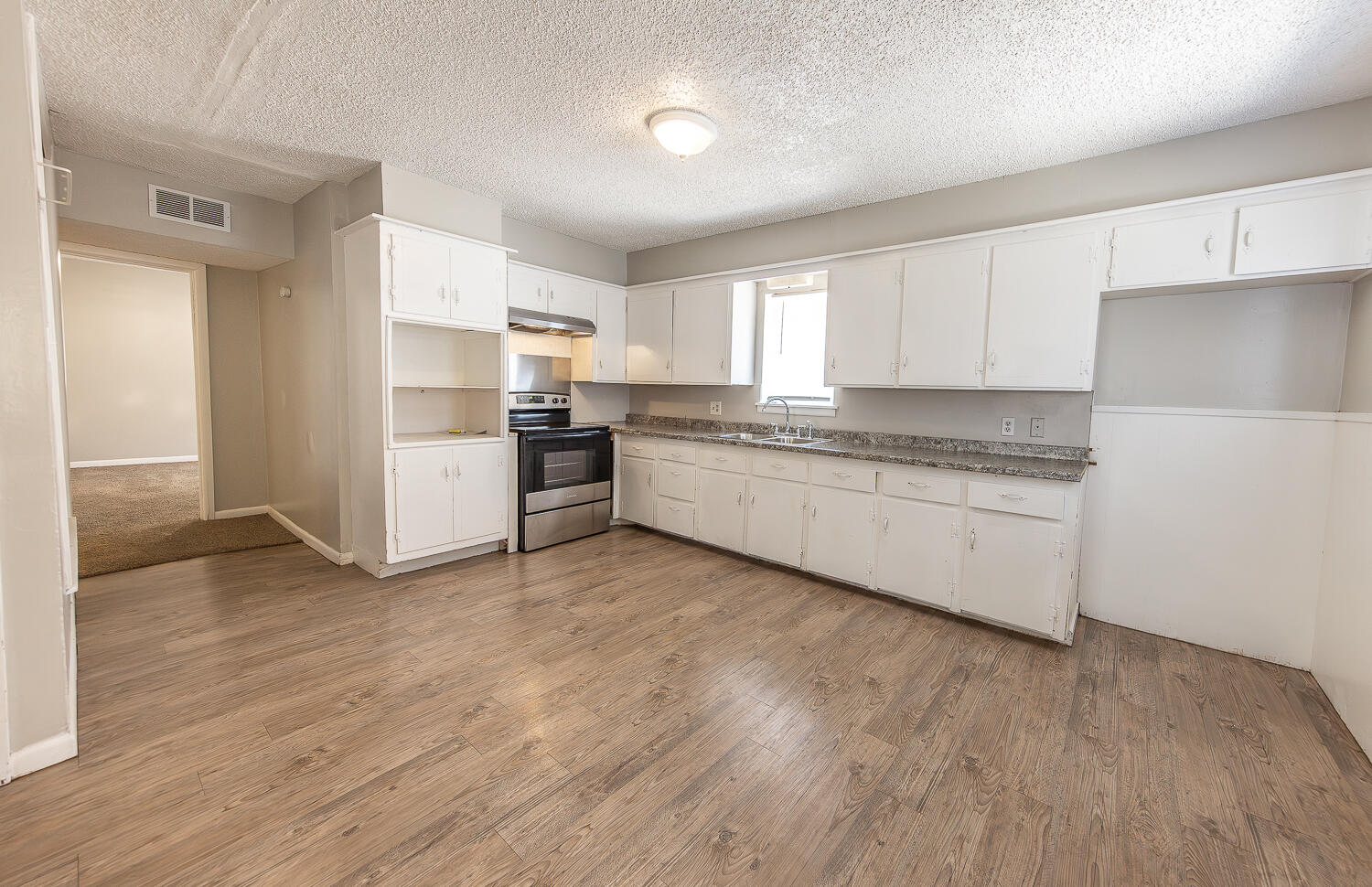 5005 39th Street Lubbock, TX 79414 - Photo 3 of 23 2L9A1520