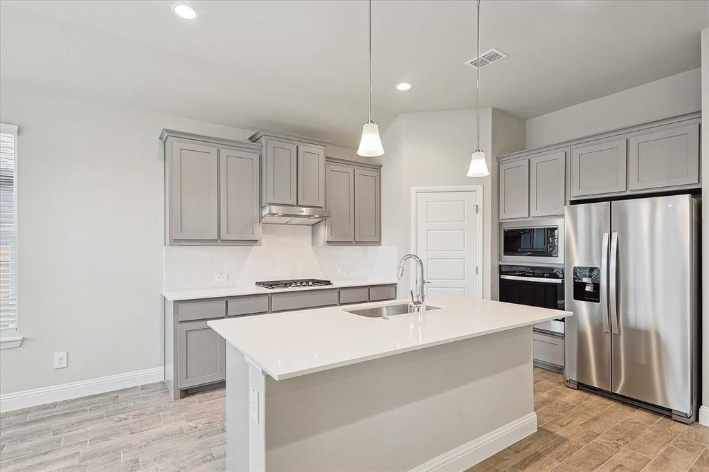 1712 Buzzard Road Denton, TX 76205 - Photo 10 of 33 Neutral nice cab's and fridge stays
