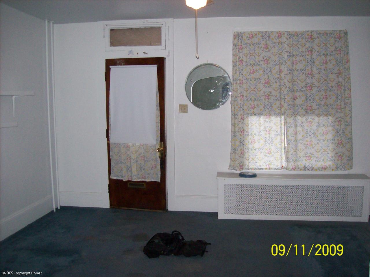 347 West Ridge Street Lansford, PA 18232 - Photo 2 of 11 Living Room