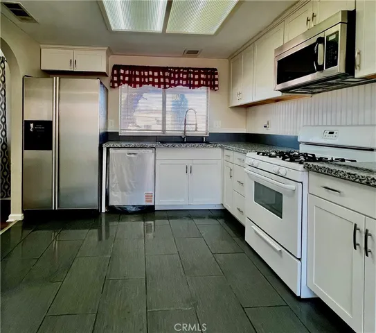 $2,200 | 13393 Cahuenga Road, Victorville, CA 92392