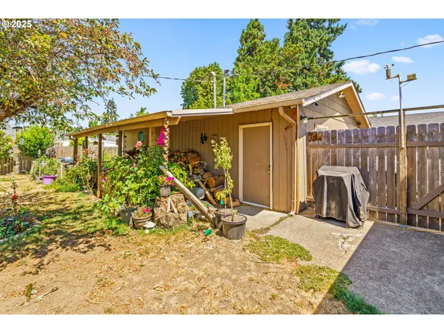 a view of a backyard