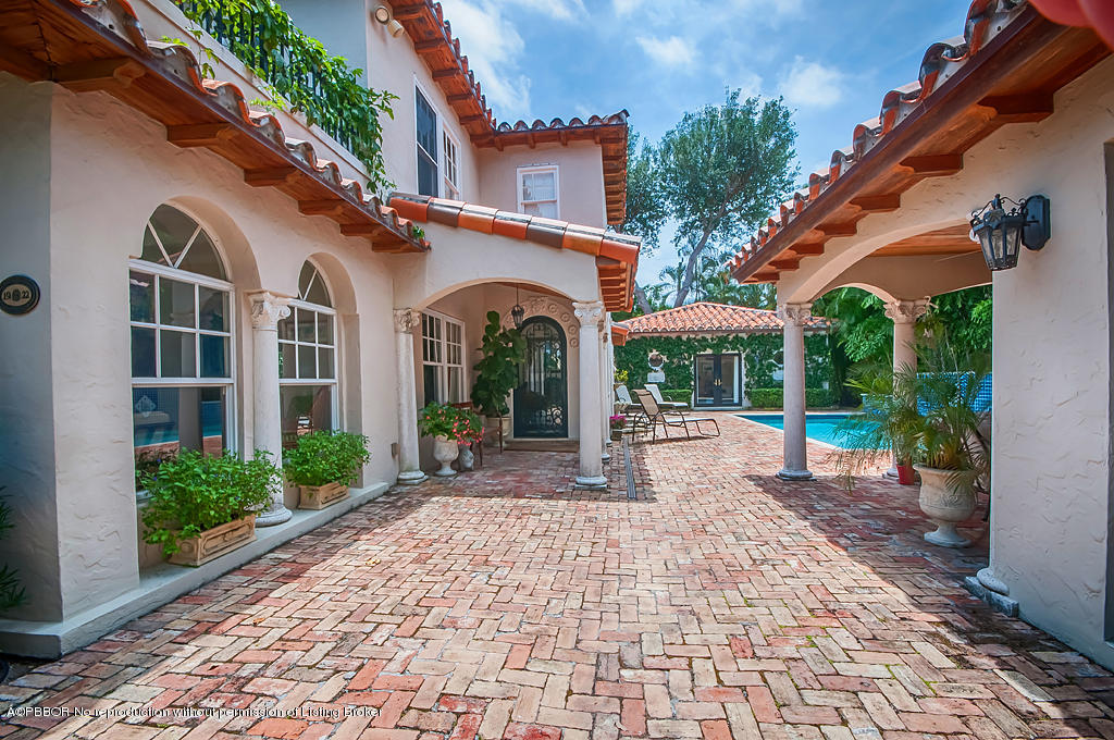 282 Barcelona Road West Palm Beach, FL 33401 - Photo 21 of 32 a view of a yard in front of house