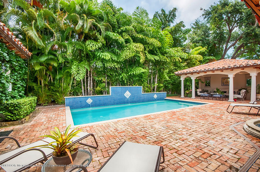 282 Barcelona Road West Palm Beach, FL 33401 - Photo 26 of 32 a view of a backyard with sitting area