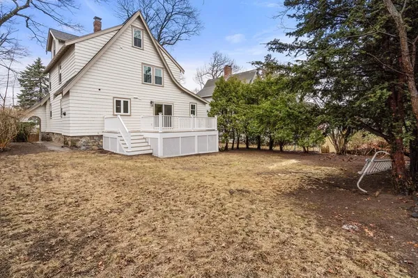 a view of a house with a yard