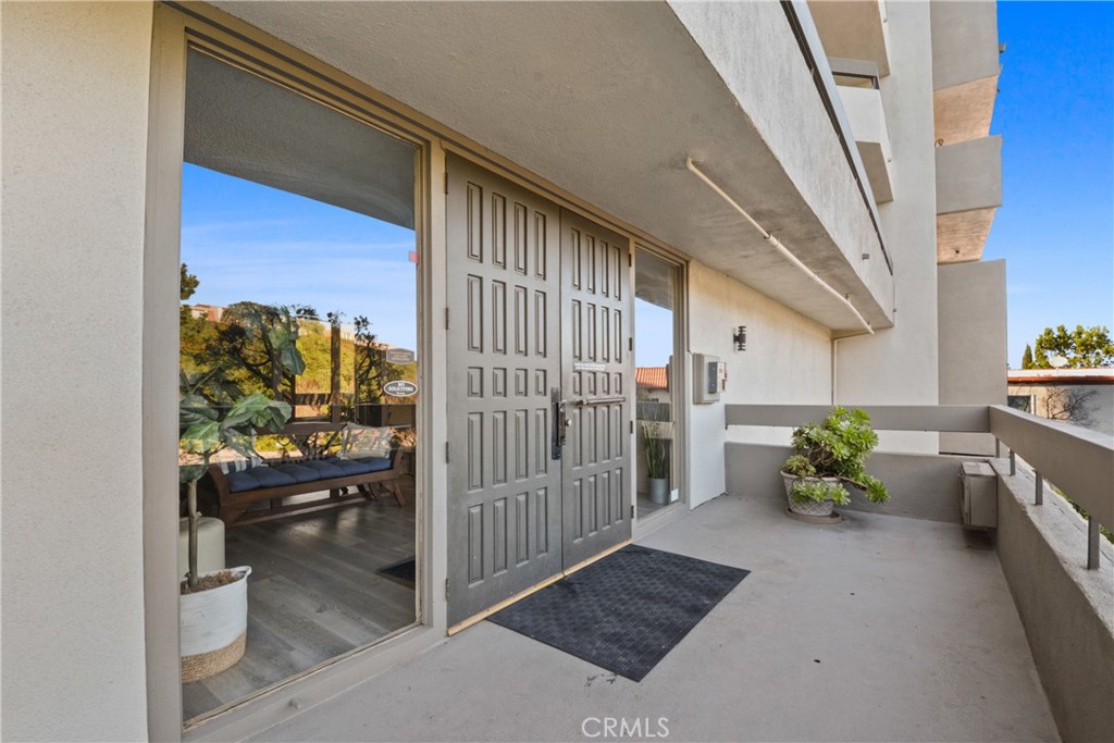 28121 Highridge Road, Unit 402 Rancho Palos Verdes, CA 90275 - Photo 3 of 39 a hallway with a dining table and chairs