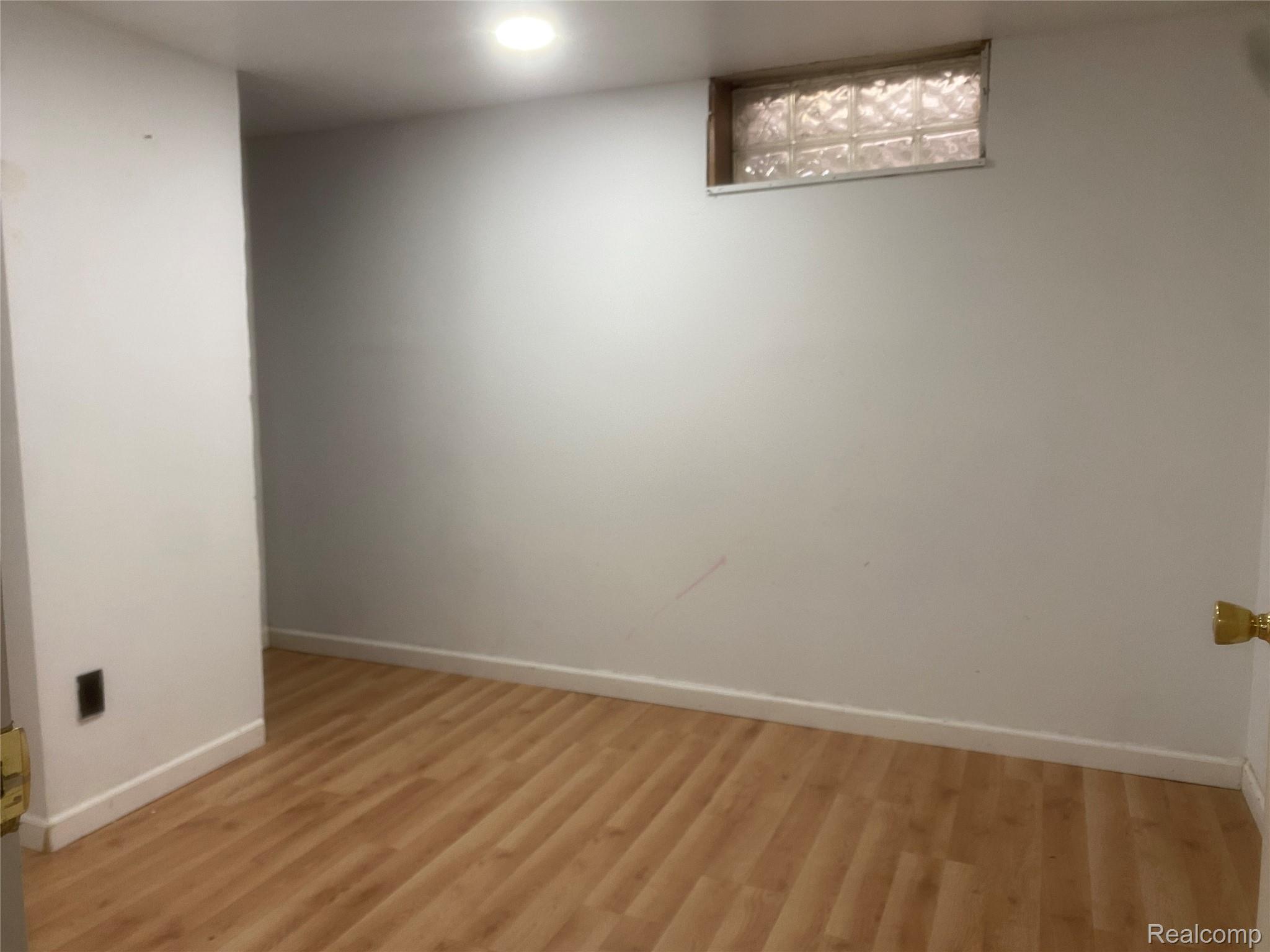 180 West Rutgers Avenue Pontiac, MI 48340 - Photo 25 of 33 Spare room with light wood-style flooring and baseboards