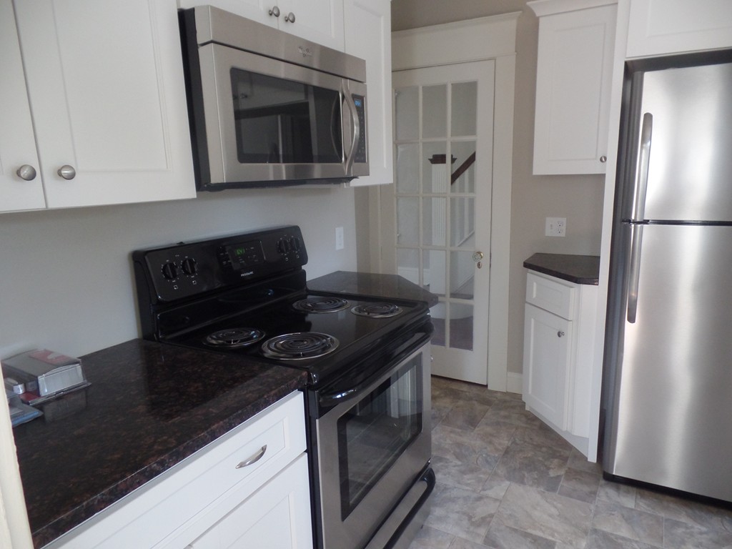 37 Gillette Avenue Springfield, MA 01118 - Photo 13 of 27