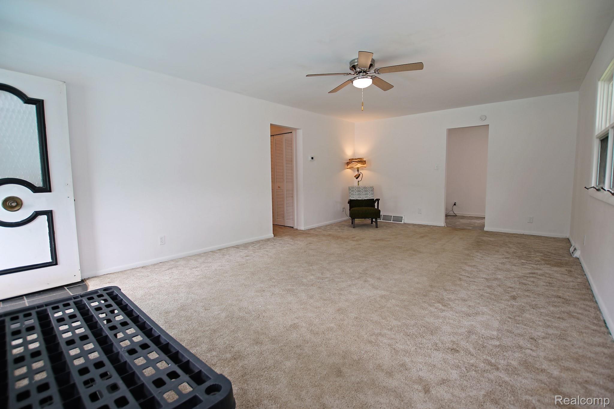 5485 West Carpenter Road Flint, MI 48504 - Photo 8 of 60 8) Great Room.jpg