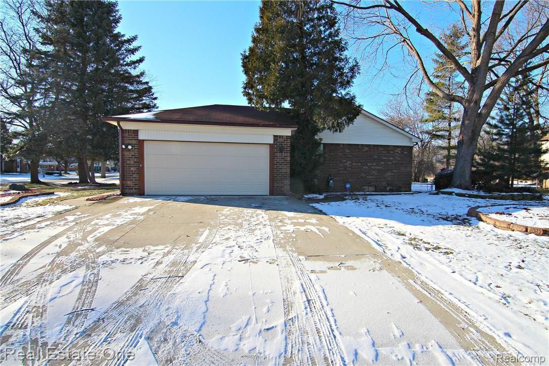 46500 Maidstone Road Canton, MI 48187 - Photo 5 of 29 Extra convenient 2 car side entry attached garage