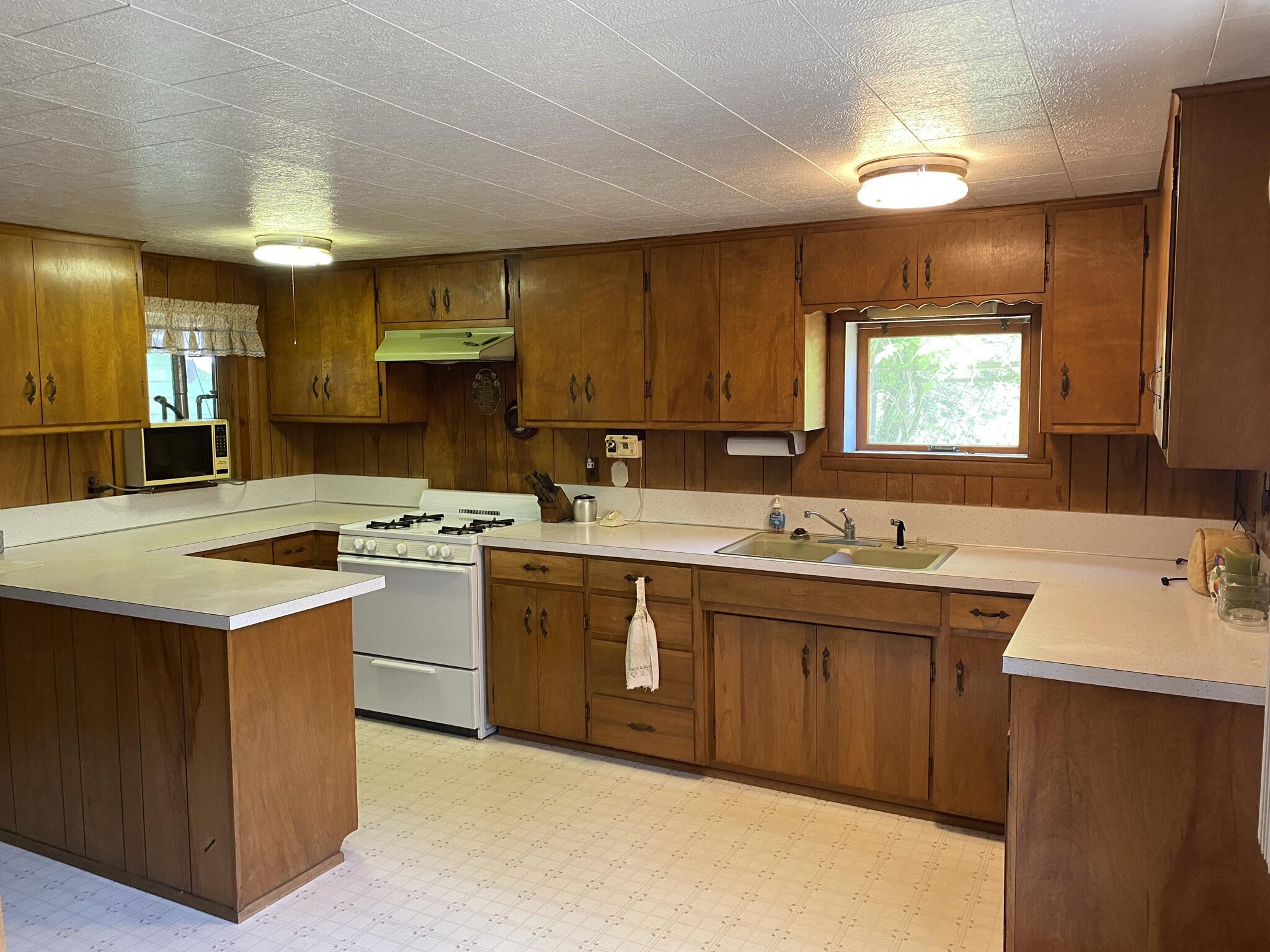 8240 Johnson Road Belding, MI 48809 - Photo 8 of 31 Kitchen