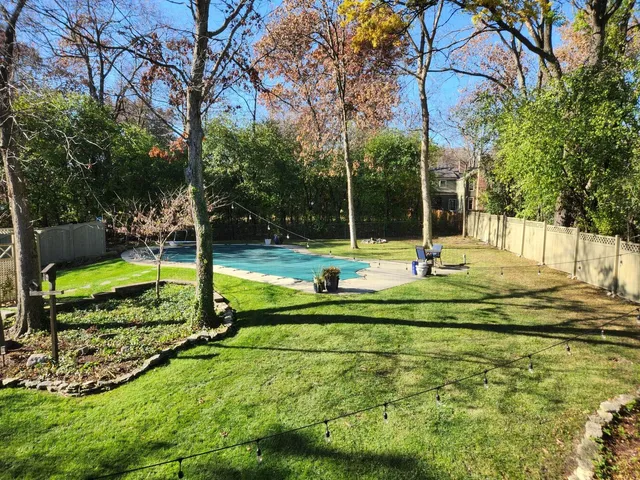 a view of a backyard