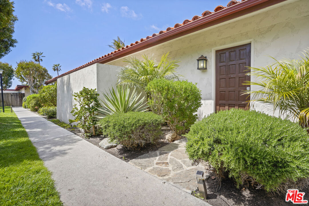 29500 Heathercliff Road, Unit A Malibu, CA 90265 - Photo 2 of 21