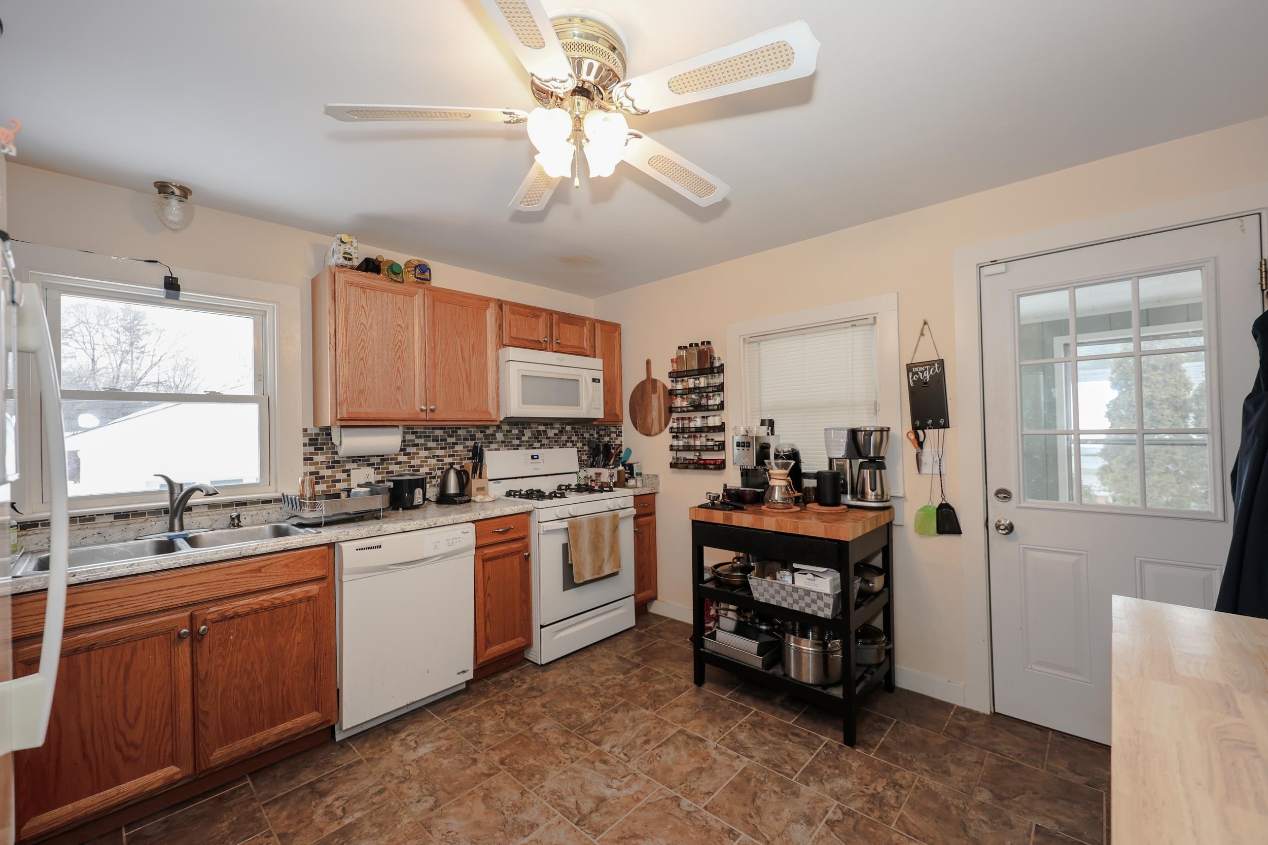 21 Erie Street Manchester, NH 03102 - Photo 9 of 41