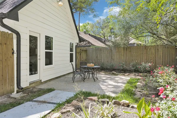 $950,000 | 30 Willowherb Court, The Woodlands, TX 77380