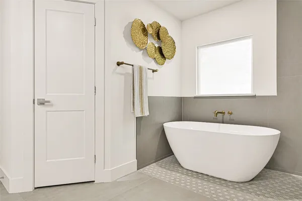 $950,000 | 30 Willowherb Court, The Woodlands, TX 77380