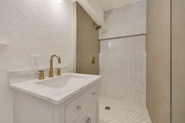 $950,000 | 30 Willowherb Court, The Woodlands, TX 77380