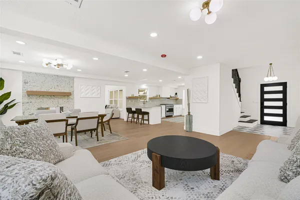 $950,000 | 30 Willowherb Court, The Woodlands, TX 77380