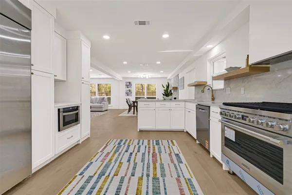 $950,000 | 30 Willowherb Court, The Woodlands, TX 77380