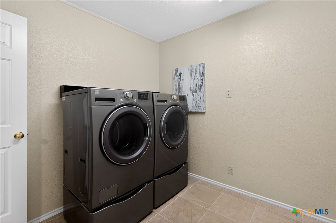 1719 Ridgeway Drive Temple, TX 76502 - Photo 23 of 28 Laundry with washer / dryer
