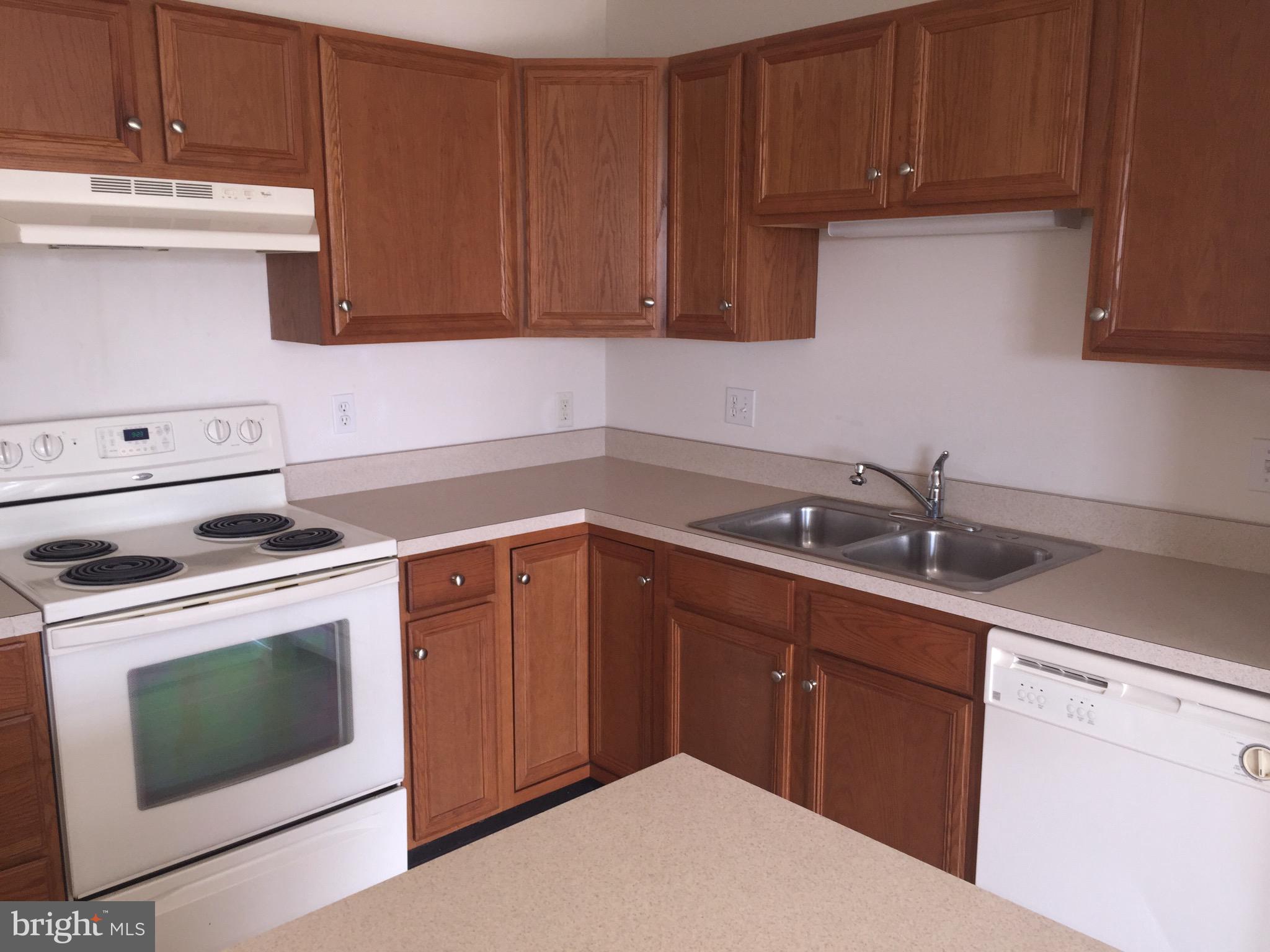 588 Fox Ridge Lane Lebanon, PA 17042 - Photo 3 of 43 Kitchen with all appliances