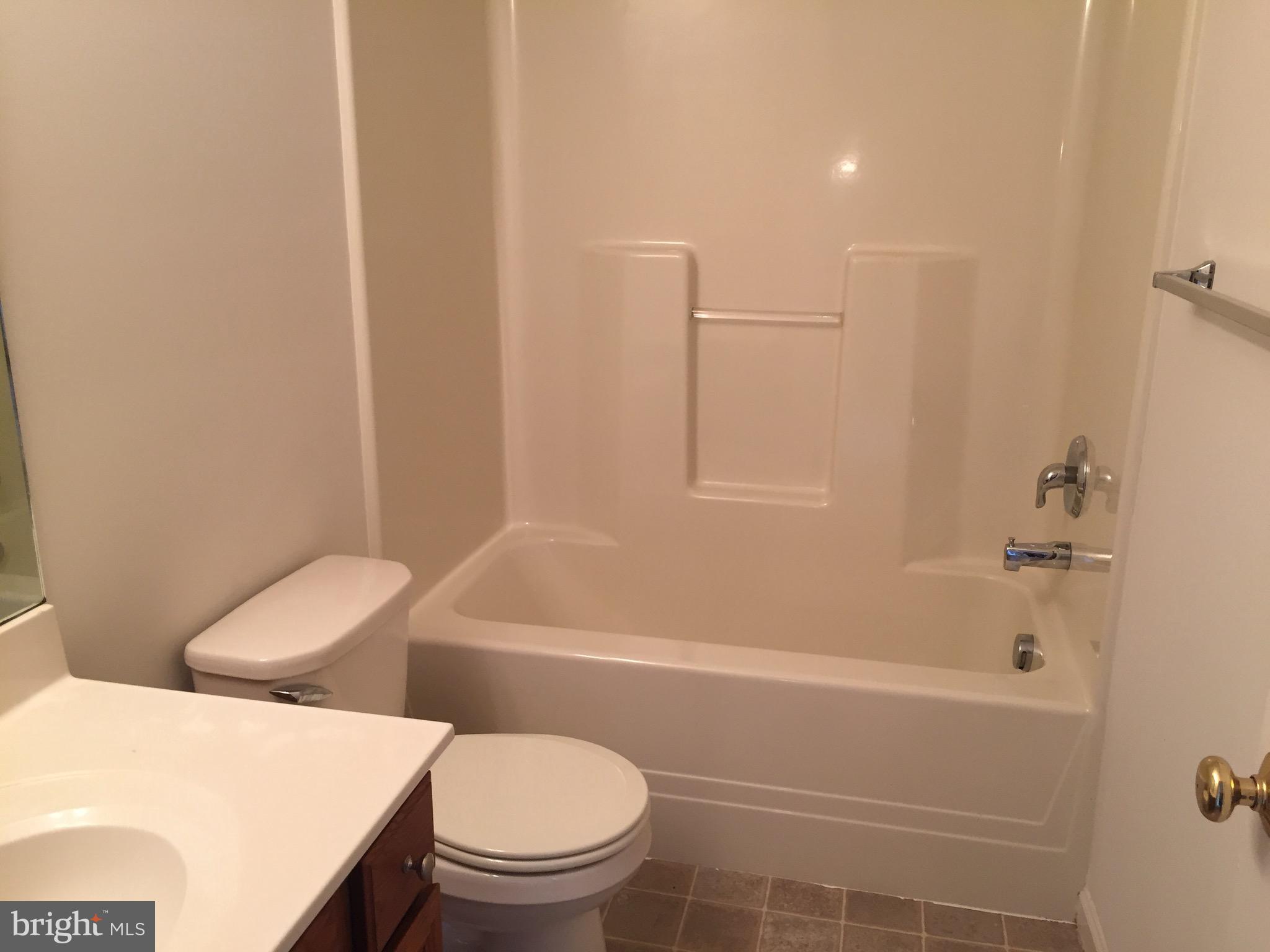 588 Fox Ridge Lane Lebanon, PA 17042 - Photo 30 of 43 Main full bath