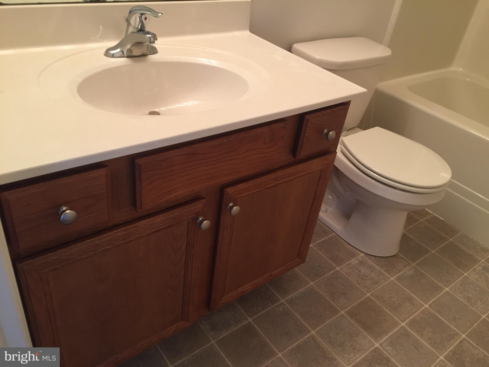 588 Fox Ridge Lane Lebanon, PA 17042 - Photo 31 of 43 Main full bath
