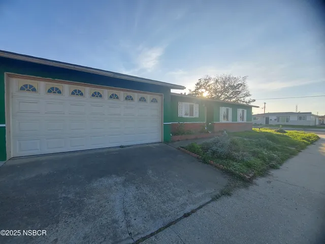 a view of a back yard of the house