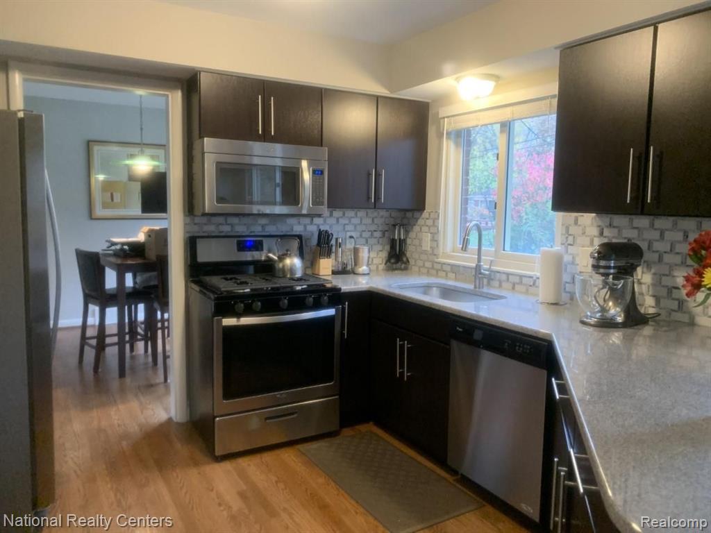 7223 Valleybrook Road West Bloomfield, MI 48322 - Photo 6 of 19