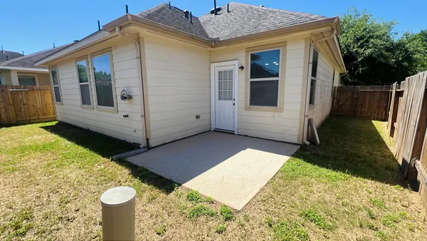 a view of a house with backyard