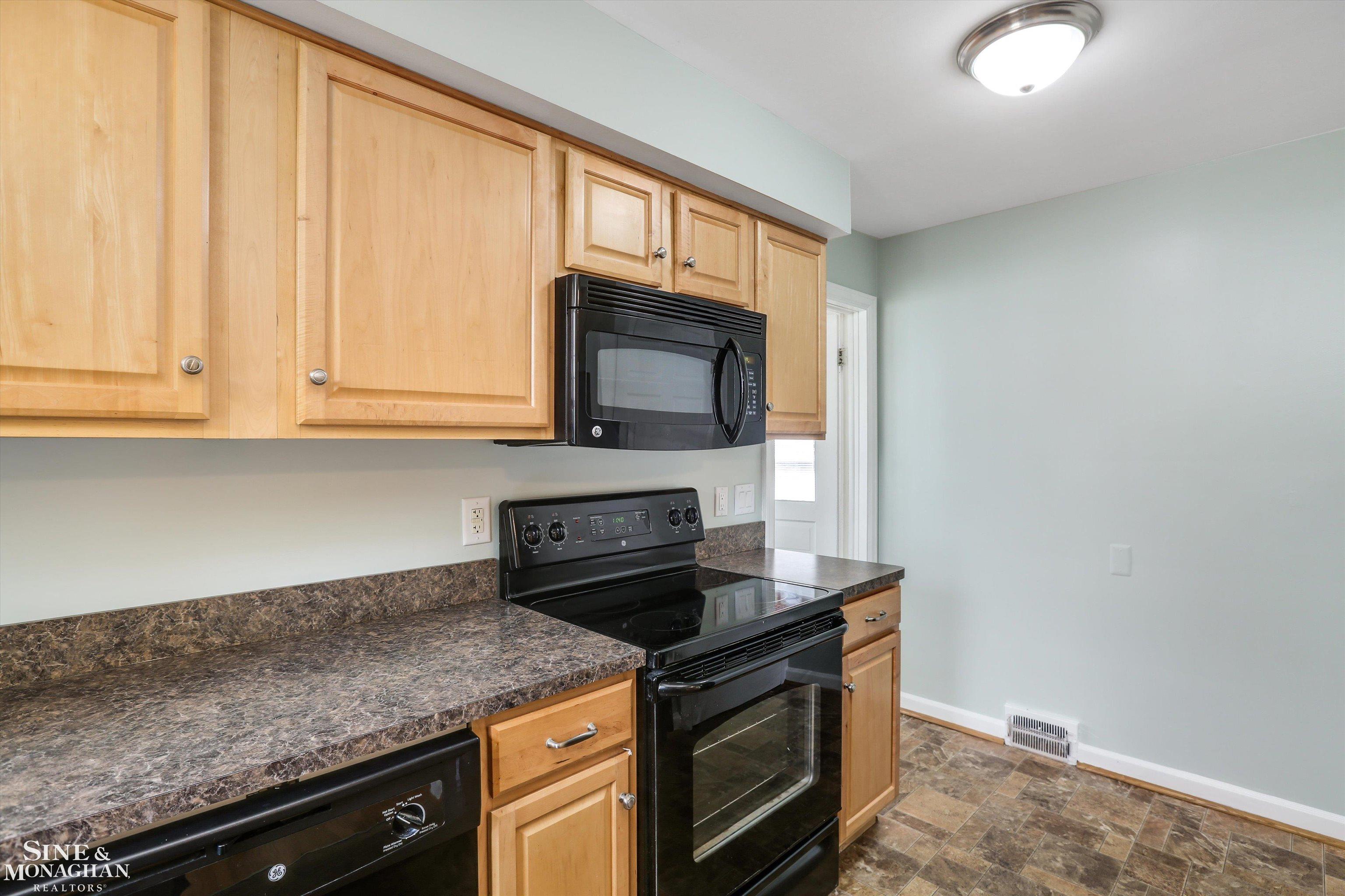 1466 Hampton Road Grosse Pointe Woods, MI 48236 - Photo 3 of 31