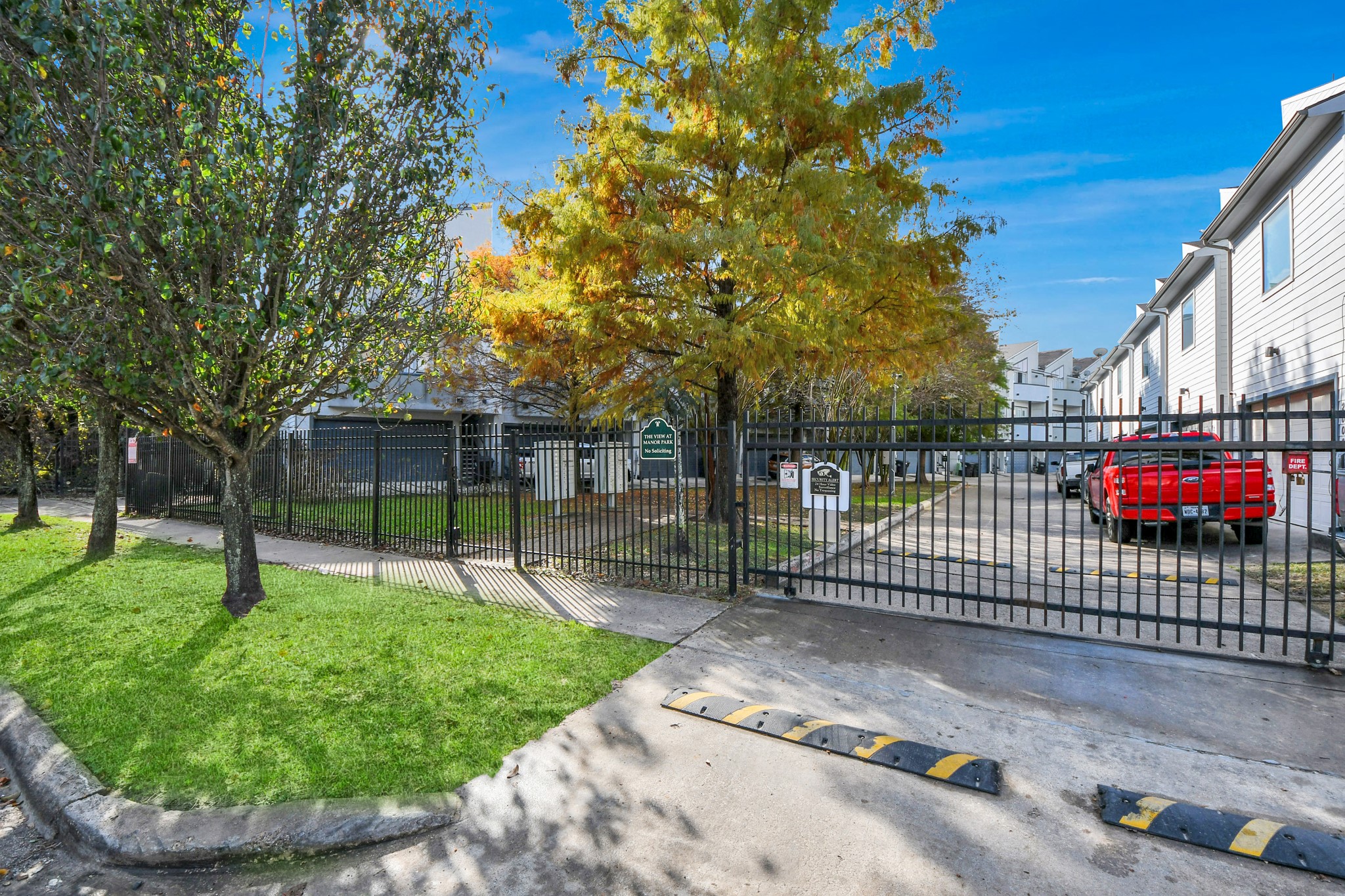 2911 Chartres Street Houston, TX 77004 - Photo 35 of 37 a view of a backyard with a garden