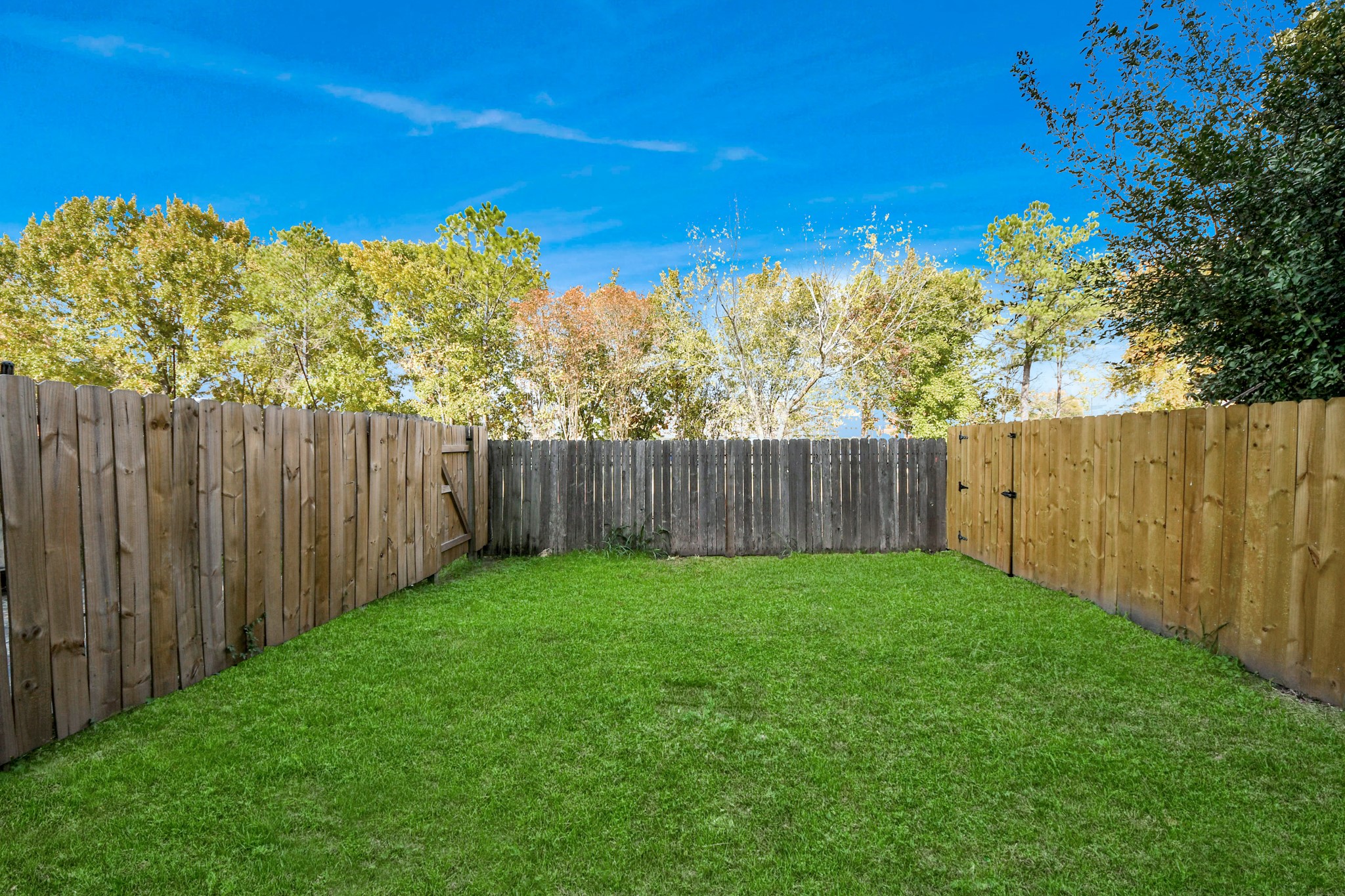 2911 Chartres Street Houston, TX 77004 - Photo 9 of 37 a view of a yard with wooden fence